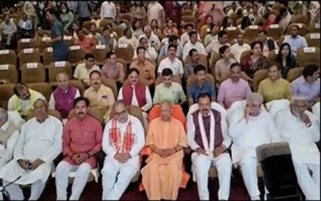 मुख्यमंत्री योगी आदित्यनाथ ने मंत्रिमंडल के साथ देखी "द केरल स्टोरी"