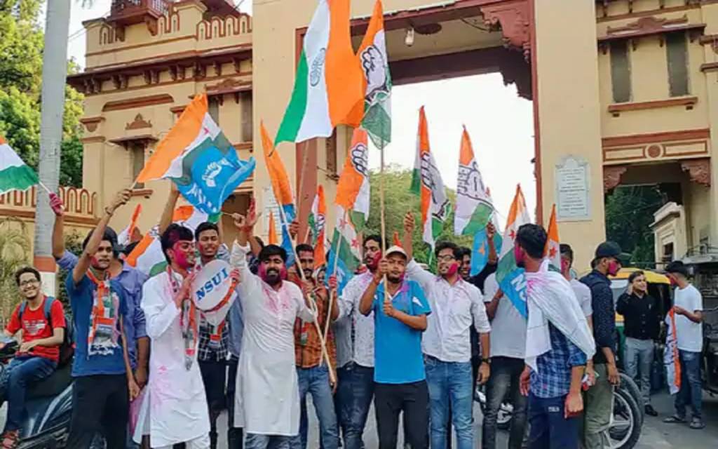 कर्नाटक में कांग्रेस की जीत पर NSUI-BHU मनाया जश्न, छात्र संगठनों ने बांटी मिठाई, लगाए गुलाल