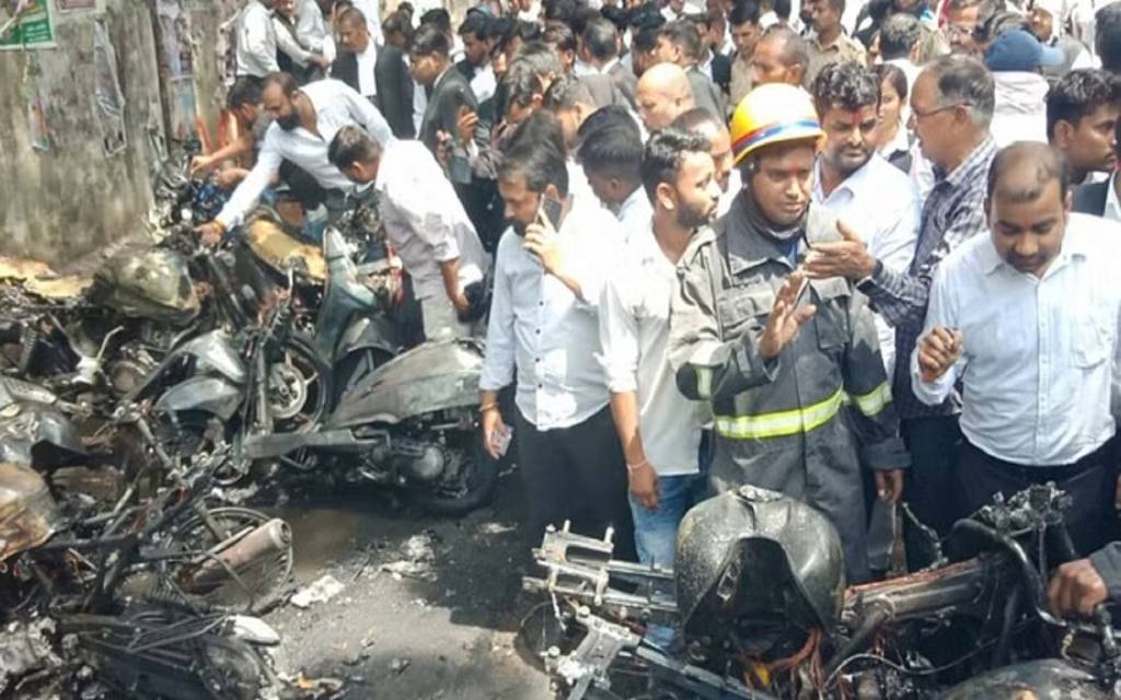 Lucknow: सेशन कोर्ट के बाहर हाईटेंशन तार के टूटने से हुआ बड़ा हादसा, डेढ़ दर्जन से ज्यादा जलीं गाड़ियां