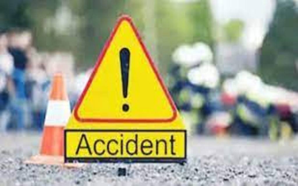 Road accident: बाइक सवार को बचाने में ट्रक पलटा, ड्राइवर घायल