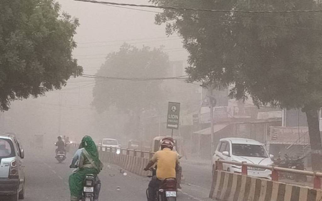 वाराणसी में गरज-चमक के साथ हुई झमाझम बरसात, गर्मी से मिली राहत