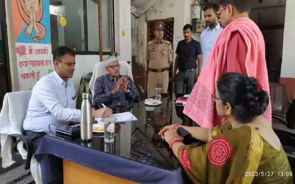 थाना दिवस पर पुलिस कमिश्नर व डीएम पहुंचे लंका थाने, सुनी फरियाद 