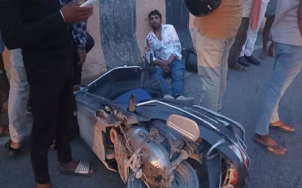 सोनभद्र में तेज रफ्तार हाईवा की चपेट में आने से स्कूटी सवार अधेड़ की मौत