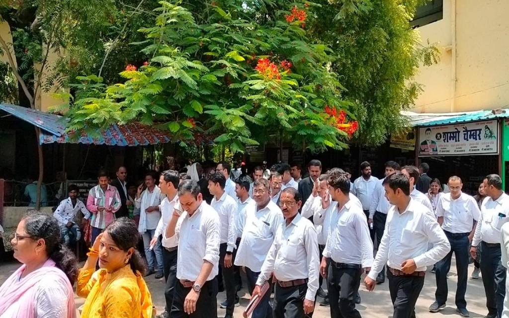 वाराणसी के कचहरी परिसर में बाहरियों के खिलाफ अभियान के विरोध में प्रदर्शन
