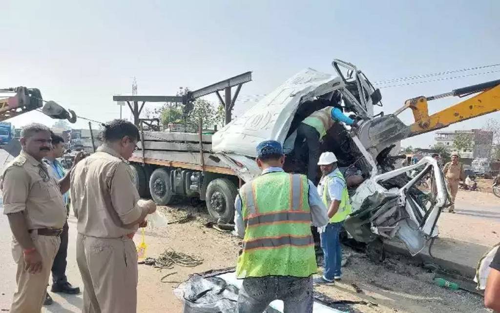 Varanasi Accident: हाईवे पर रामनगर भीटी के पास टैंकर व ट्रेलर में जोरदार टक्कर, चालक की मौत