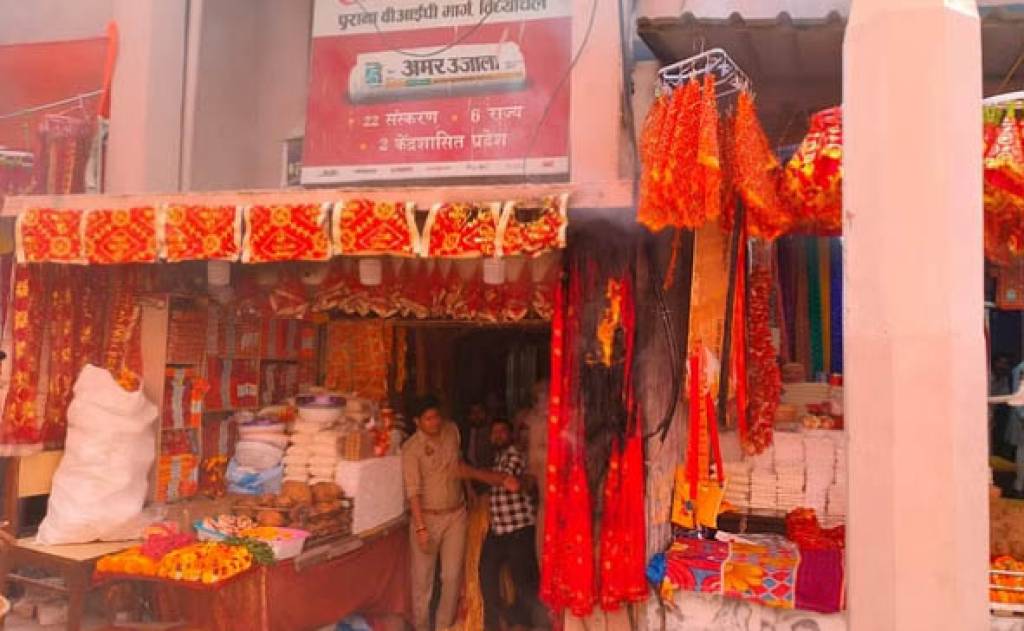 विंध्याचल मेले में पूजा सामग्री की दुकान में अचानक लगी आग