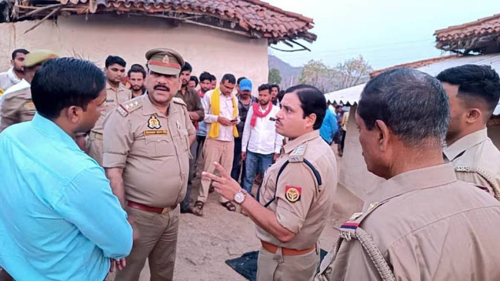 कुल्हाड़ी से काटकर पुजारी की हत्या