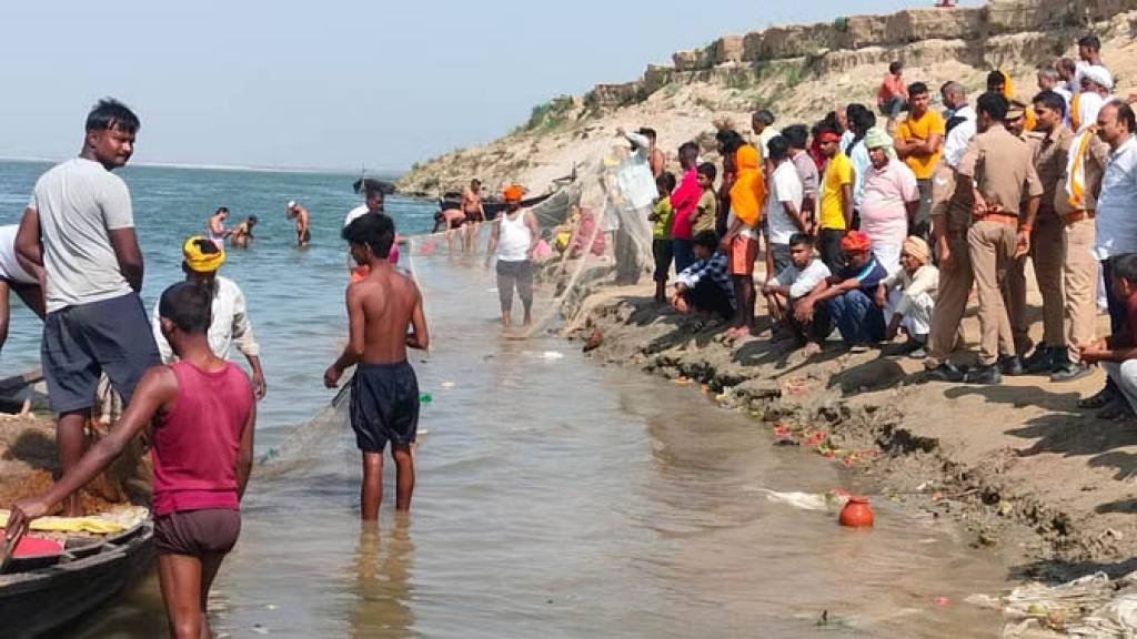 नहाते वक्त गंगा में डूबने लगे तीन युवक