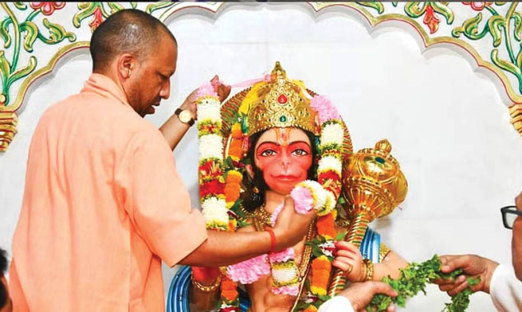  हनुमान जयंती पर गोरखनाथ मंदिर में  योगी ने किया दर्शन