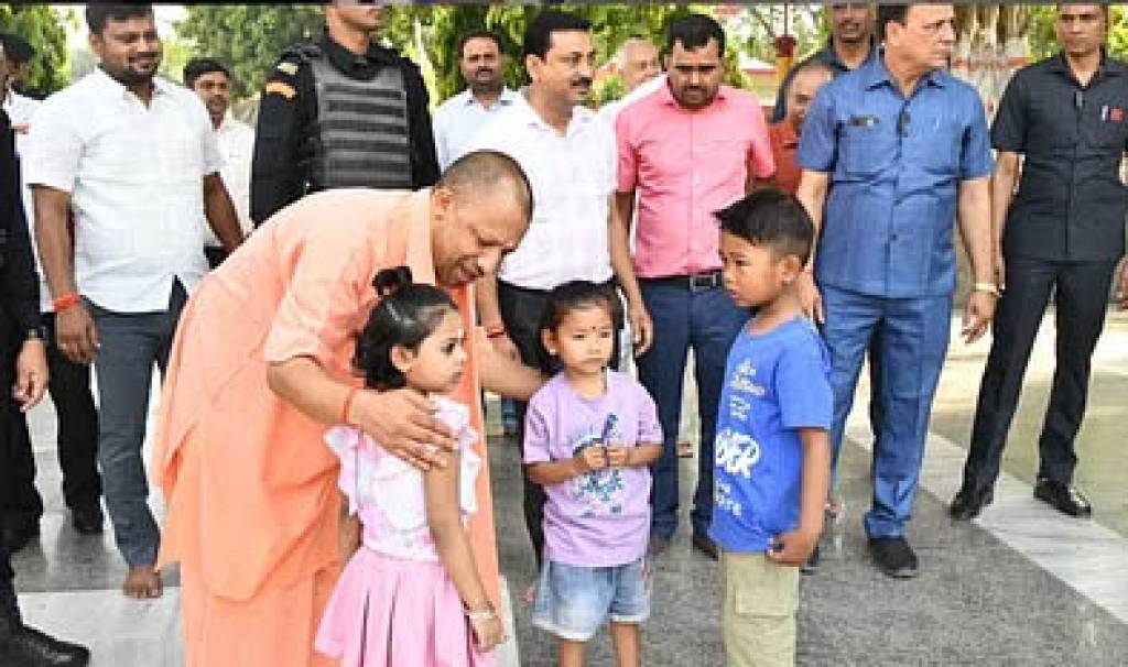  हनुमान जयंती पर गोरखनाथ मंदिर में  योगी ने किया दर्शन