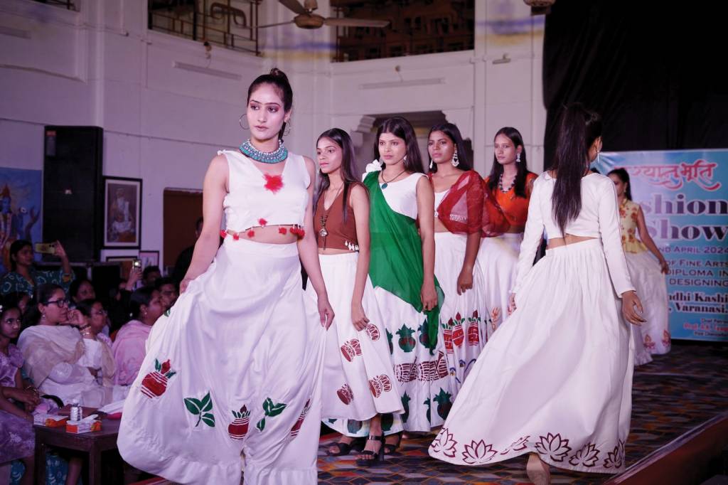 विद्यापीठ में छात्रों ने वार्षिक फैशन शो की प्रस्तुति