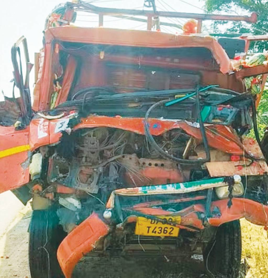 खड़े ट्रक में घुसा ट्रक, दो की मौत