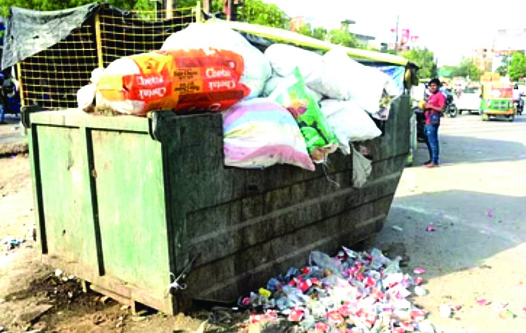 गर्मी बढ़ने के साथ चरमराई शहर की सफाई व्यवस्था