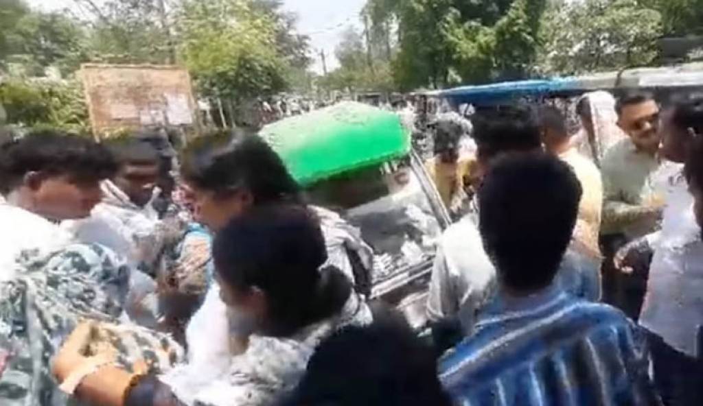 डीसी की गाड़ी से टकराया ई-रिक्शा, घंटों चला ड्रामा