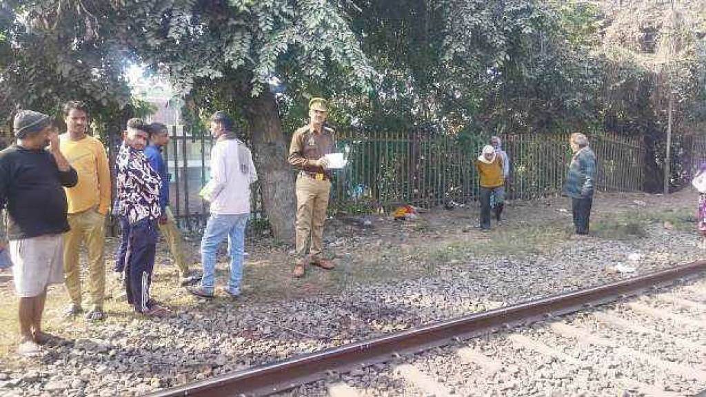 ट्रेन के गेट पर खड़ा होकर सफर करना पड़ा भारी, पोल से टकराकर शख्स की हुई मौत
