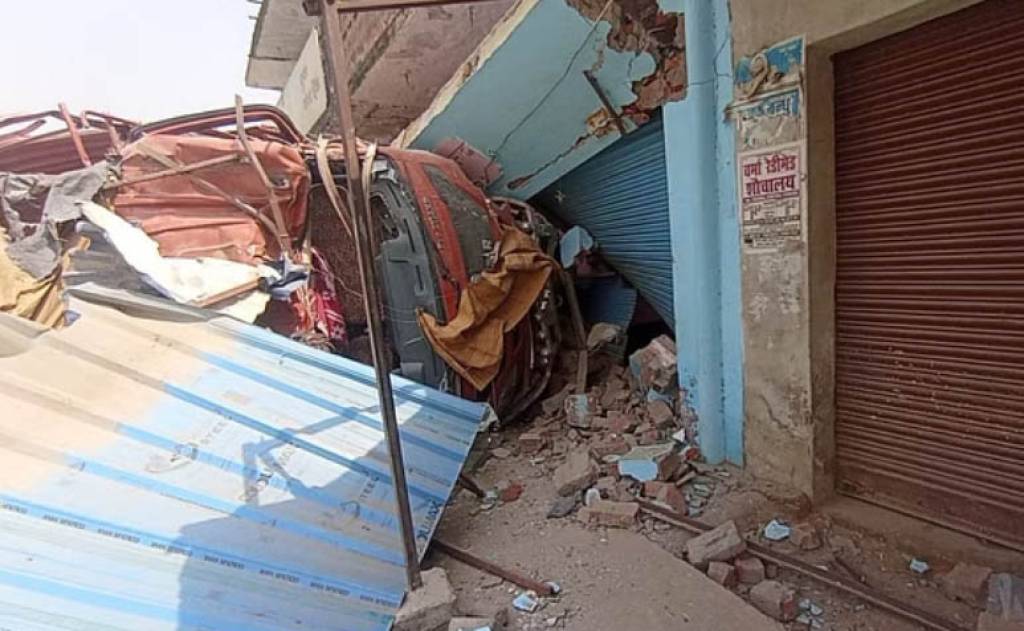 सड़क किनारे मकान में घुसा अनियंत्रित ट्रक, घर का अगला हिस्सा ध्वस्त