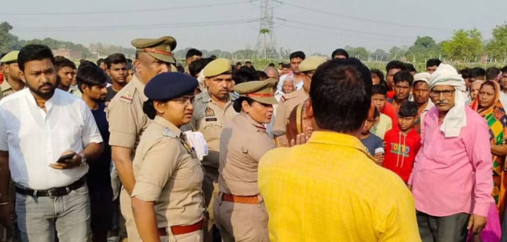 ईंट से सिर कूंचकर शख्स की हत्या, खेत में मिला खून से लथपथ शव