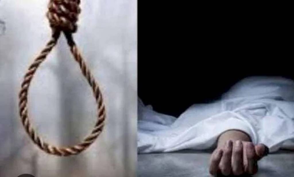 मां को मंदिर भेजा, फिर दरवाजा बंद कर फंदे से लटक गया बेटा