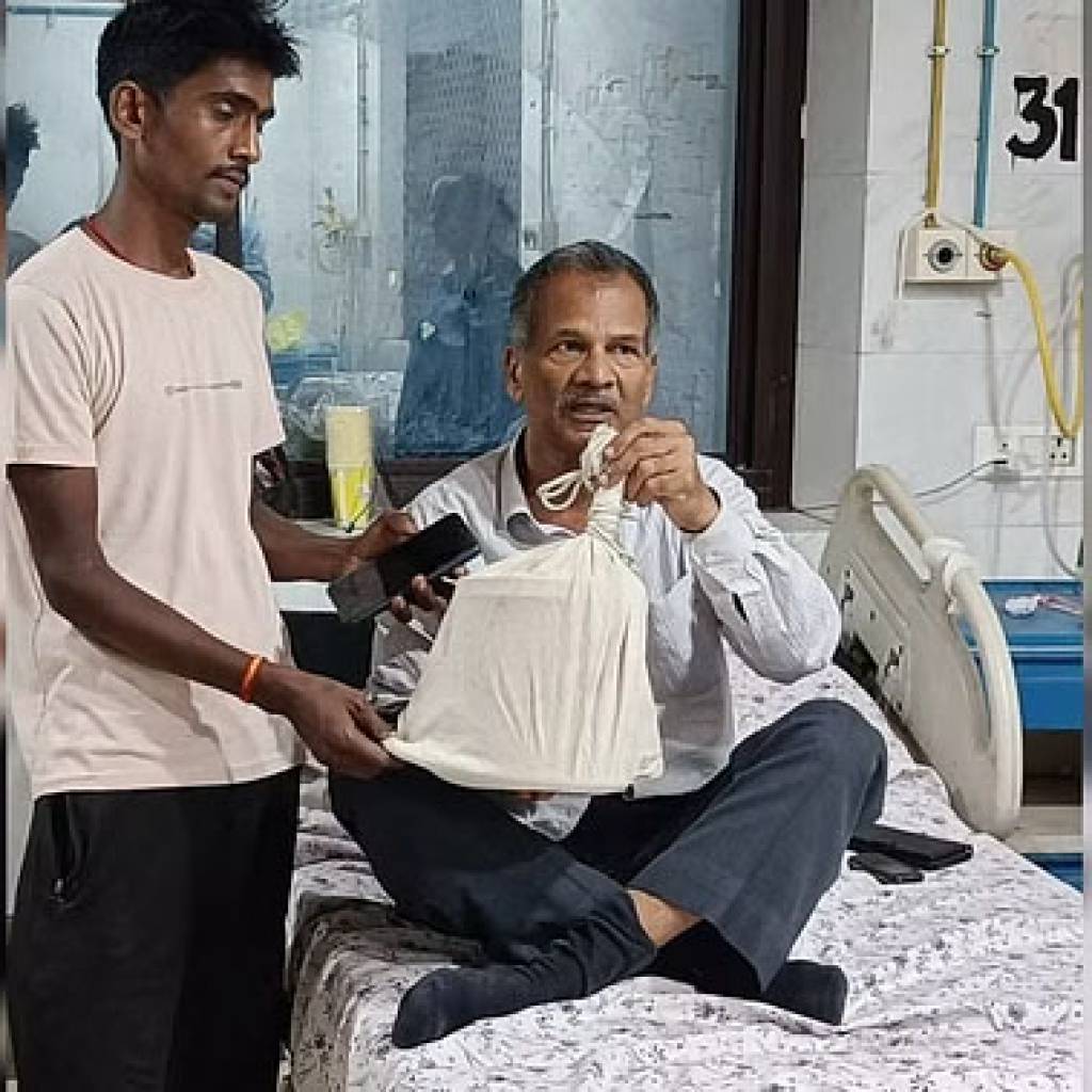 एक हजार सांपों को पकड़ने वाले प्रोफेसर एनबी सिंह को कोबरा ने डंसा
