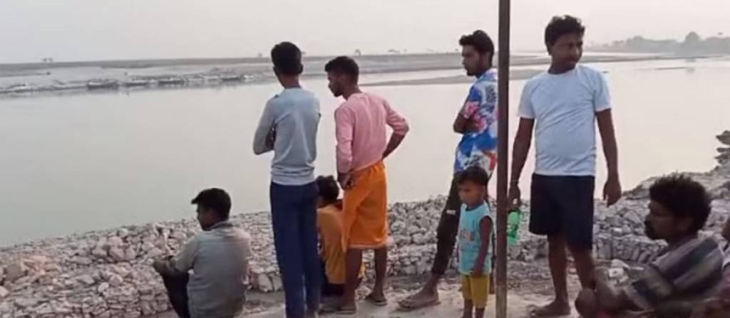 सरयू नदी में डूब रहे तीन युवकों में एक को बचाया, दो की मौत