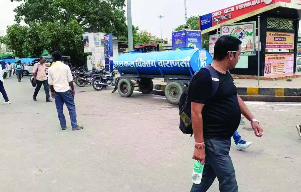 कैंट के सर्कुलेटिंग-एरिया में पानी के लिए तरसते राहगीर