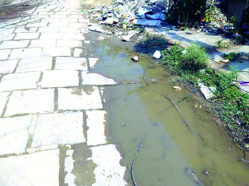 गलियों में बहता सीवर, दे रहा बीमारियों को दावत