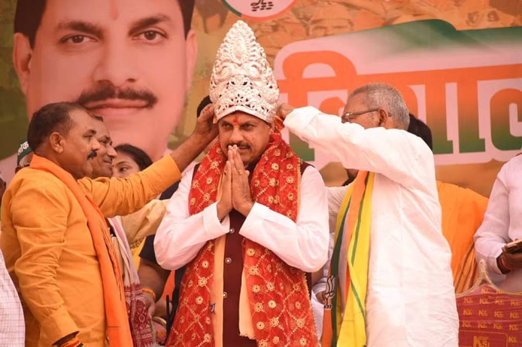 एमपी के सीएम का अखिलेश यादव पर तंज, कहा- हत्यारों की कब्र पर चढ़ाते हैं फूल