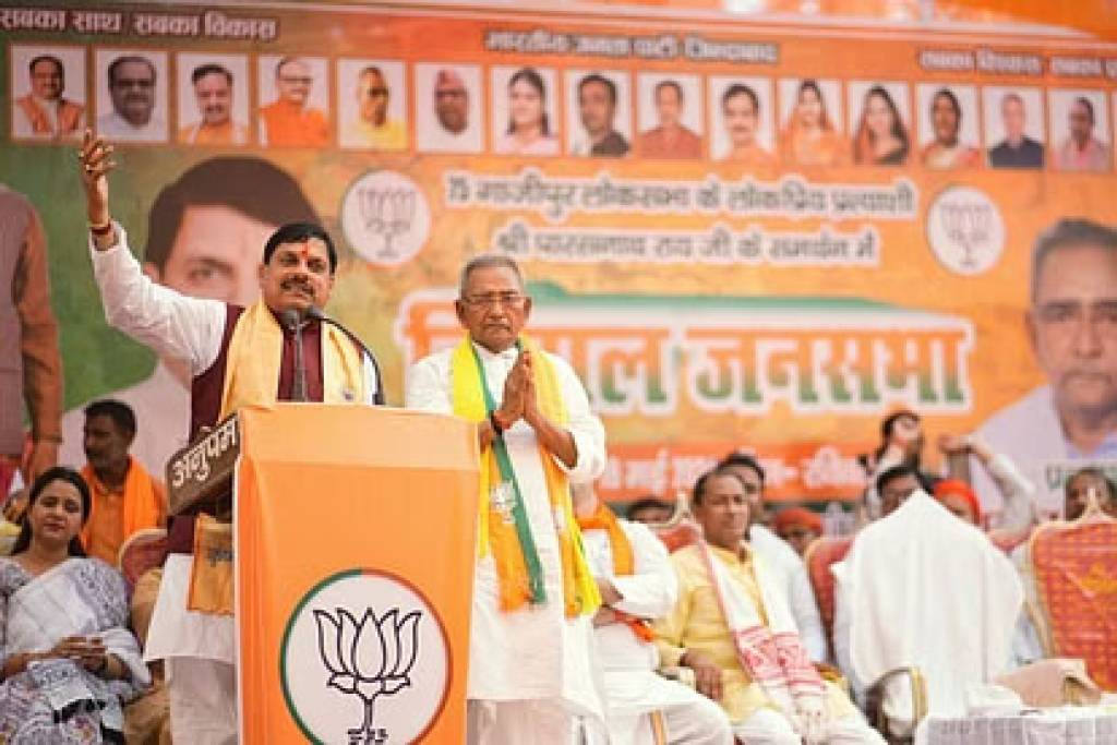 एमपी के सीएम का अखिलेश यादव पर तंज, कहा- हत्यारों की कब्र पर चढ़ाते हैं फूल