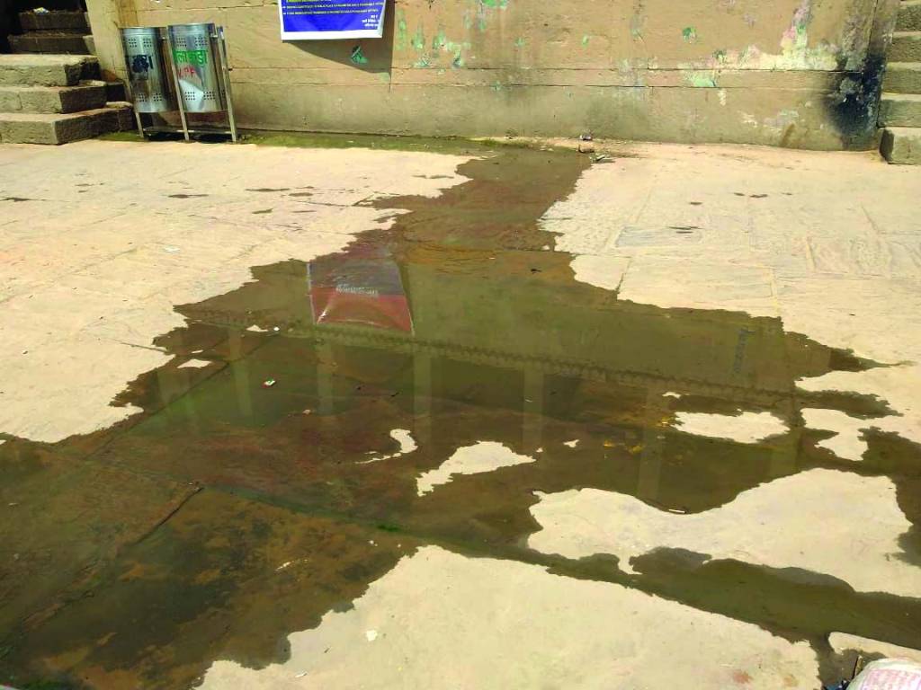 लोगों की आस्था से खेलवाड़ गंगा में सीवर का गिरना जारी