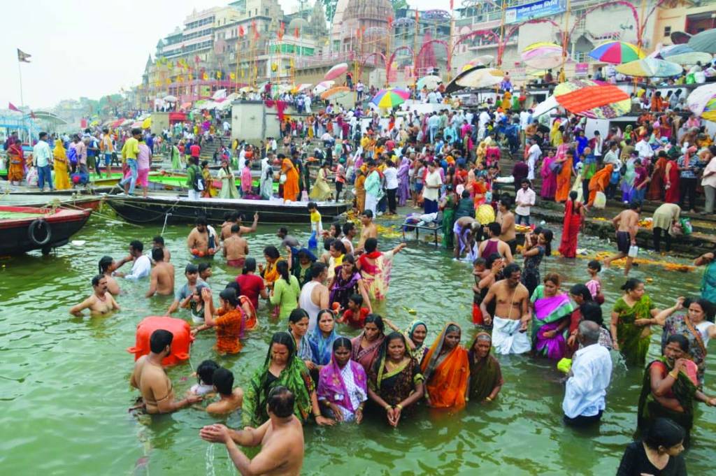 बुद्ध पूर्णिमा पर श्रद्धालुओं ने गंगा में लगाई पुण्य की डुबकी