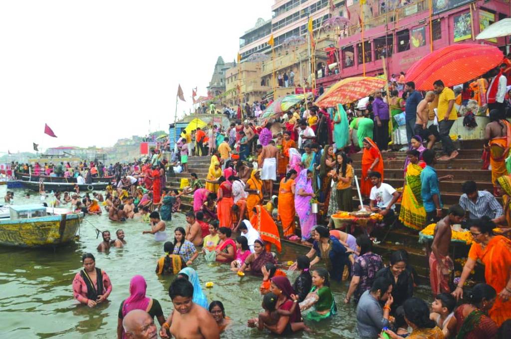 बुद्ध पूर्णिमा पर श्रद्धालुओं ने गंगा में लगाई पुण्य की डुबकी