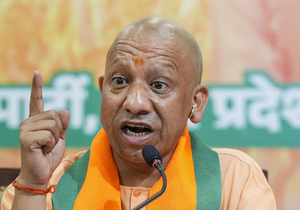 सीएम योगी का विपक्ष पर तंज, बोले- दंगाइयों की ठुकाई के लिए बुलाए जाते हैं PAC के जवान