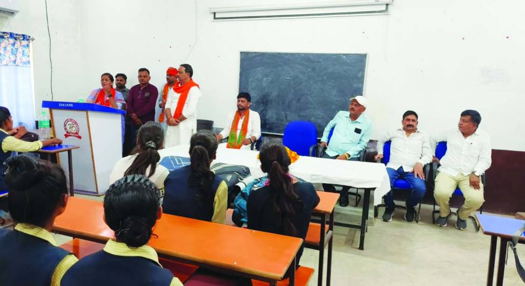 राज्यसभा सांसद ने बैठक कर मांगा वोट