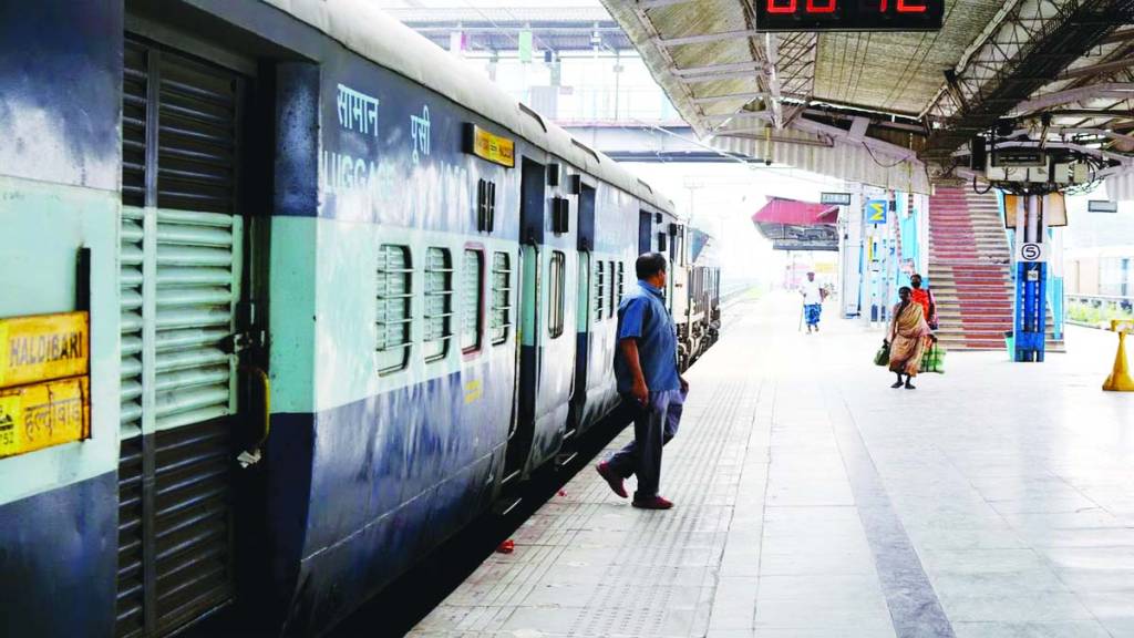 एसी कोच का स्लीपर जैसा हाल, गर्मी से यात्री बेहाल