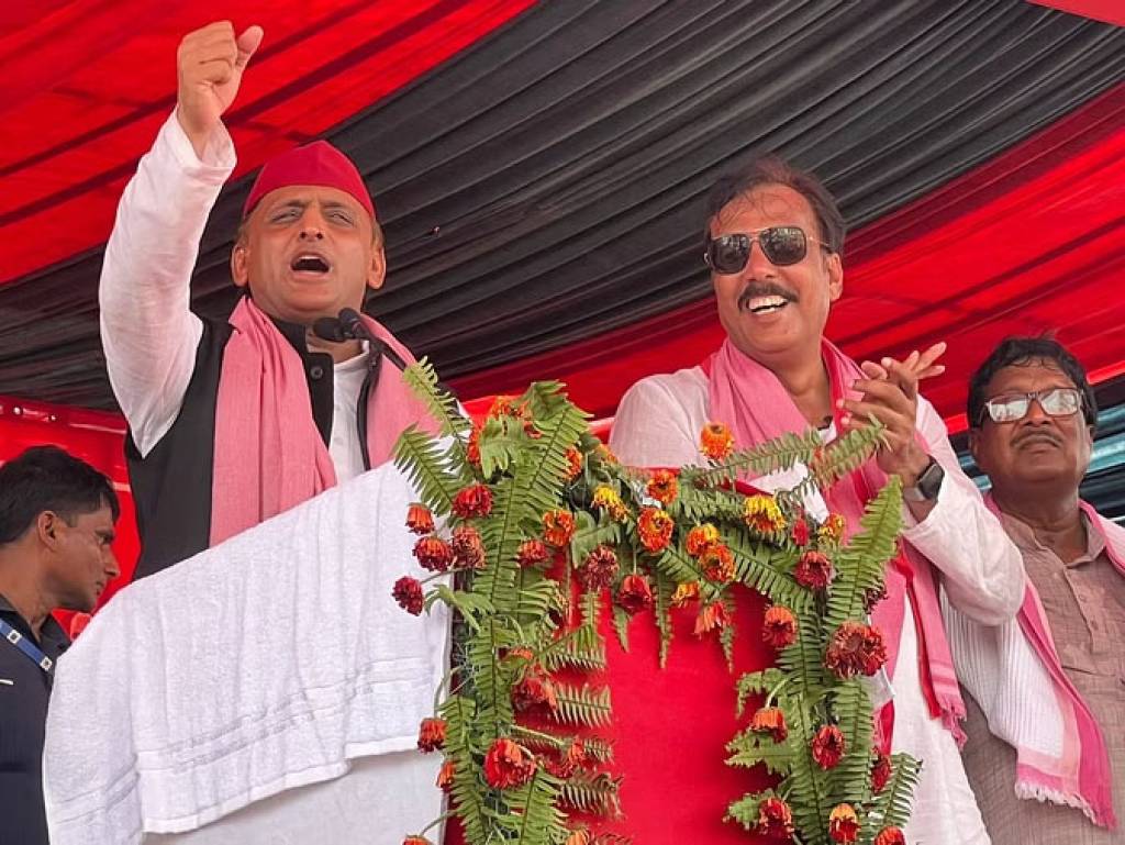  नौजवानों को नौकरी, किसानों को कर्जमाफी का दिया भरोसा, अखिलेश यादव ने मऊ की जनता को साधा