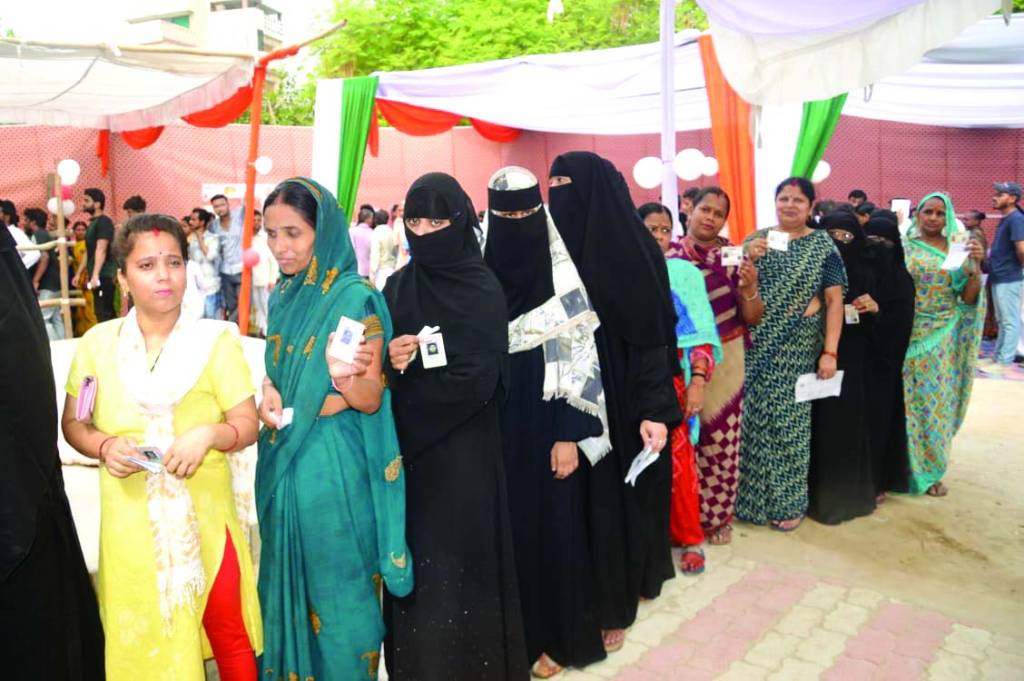 चुनावी समर में लोक कर्तव्य निर्वहन को झूम के निकले मतदाता