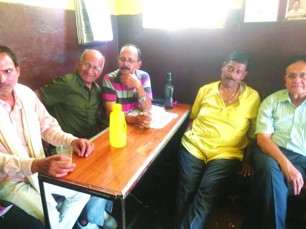 चाय की अड़ियों पर भी मोदी से ज्यादा के चर्चे