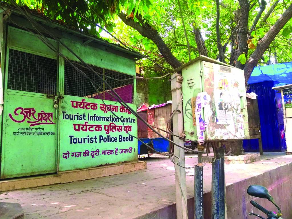 बिजली विभाग के डीपी बॉक्स से खुलेआम हो रही है बिजली चोरी