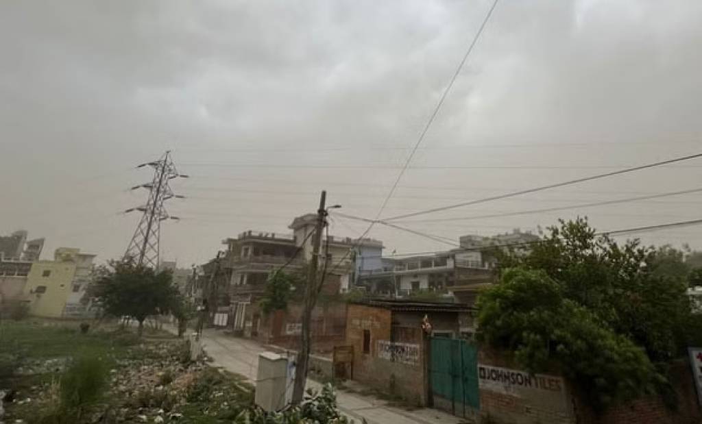 बनारस सहित पूर्वांचल के कई जिलों में आंधी-बारिश, मिर्जापुर में पेड़ गिरने से मजदूर की मौत; एक घायल