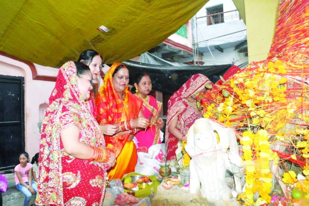 पति के दीर्घायुष्य के लिए महिलाओं ने रखा उपवास