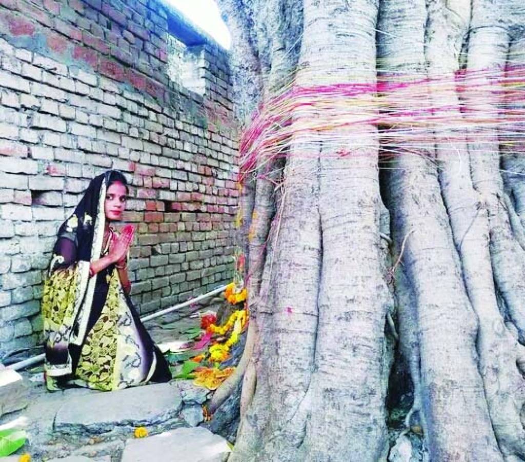पति के दीर्घायुष्य के लिए महिलाओं ने रखा उपवास