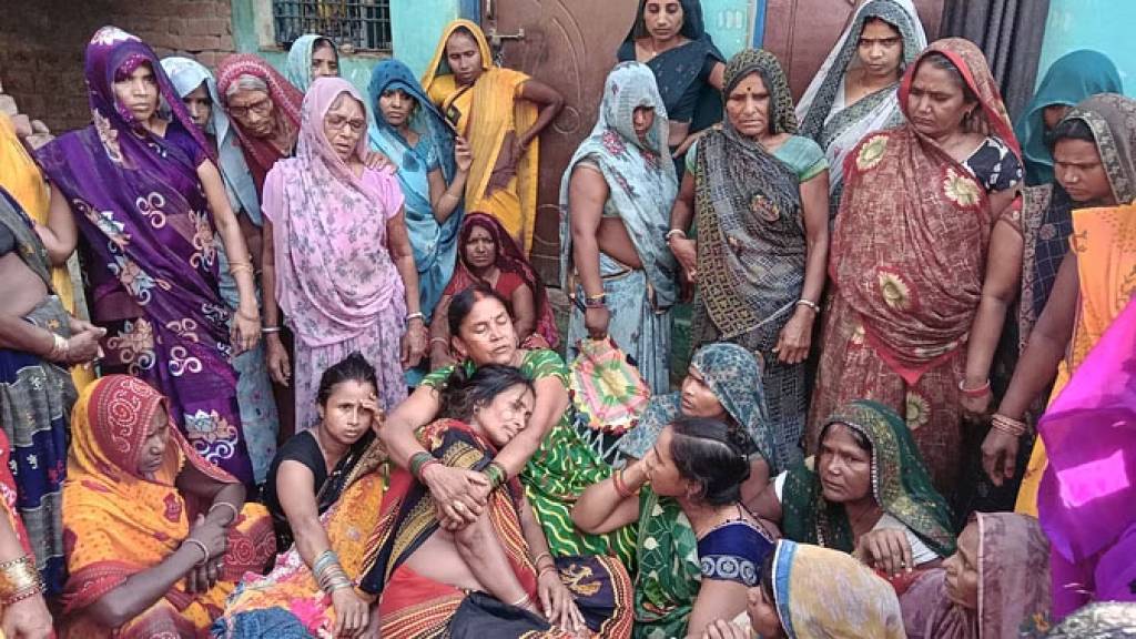 पेड़ पर लटका मिला युवक का शव, हत्या-आत्महत्या पर पड़ताल कर रही पुलिस