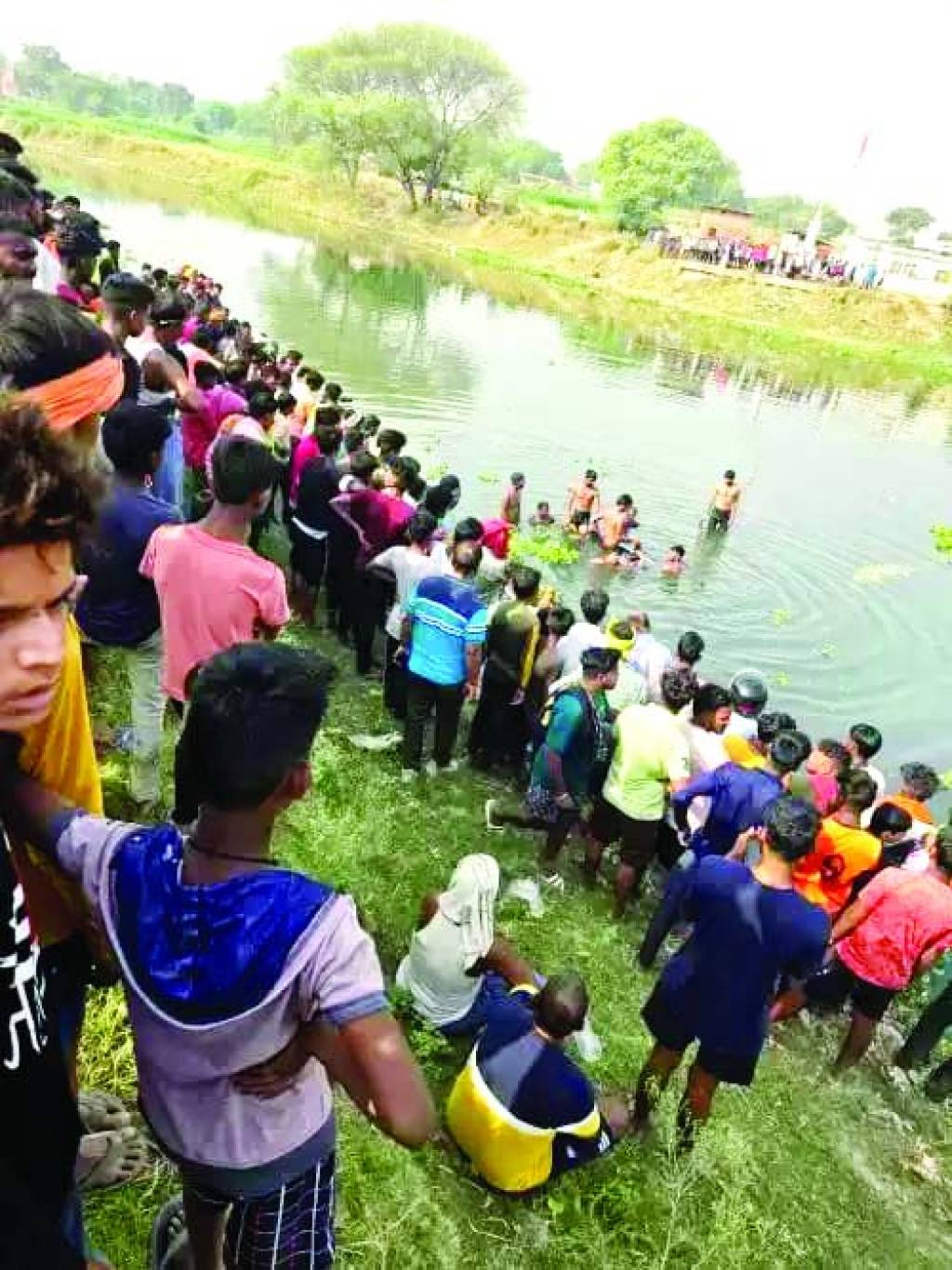 कुत्ते को बचाने के चक्कर में वरुणा में गिरी टाटा सफारी