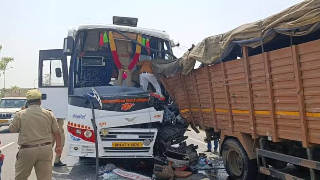 50 पर्यटकों से भरी बस खड़े ट्रक में टकराई, मची चीख-पुकार; जा रहे थे काशी विश्वनाथ मंदिर