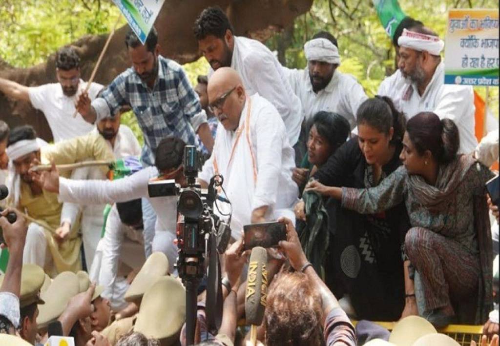 अजय राय के नेतृत्व में नीट परीक्षा रद्द करने की मांग को लेकर कांग्रेस ने किया प्रदर्शन