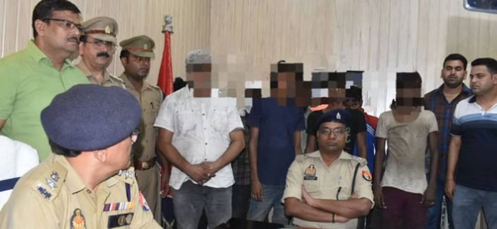 नशीली दवाओं का खुलासा: घर में छिपकर बनाते थे नशीली दवाइयां, पुलिस ने मारा छापा