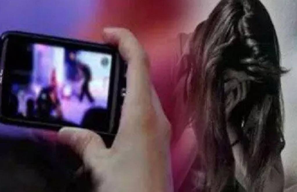 प्रेम जाल में फंसाया, फिर शारीरिक संबंध बनाया; अब फोटो-वीडियो वायरल की दे रहा धमकी