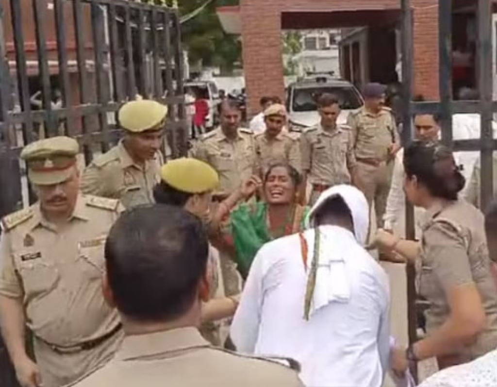 बच्चों संग आत्मदाह करने SP आफिस पहुंचा दंपती