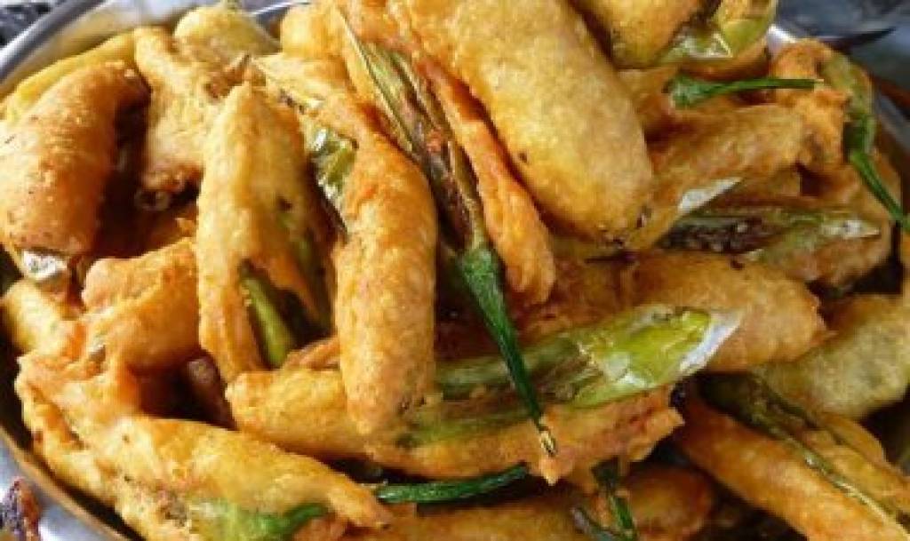 ईविनिंग में आसानी से चाय के साथ बनाएं कोरिएंडर चिल्ली स्पिनिच फ्रिटर्स