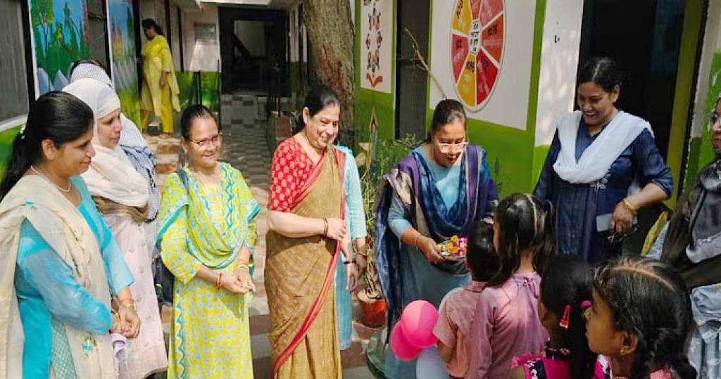 गर्मी की छुट्टी के बाद खुले परिषदीय स्कूल, पहले दिन तिलक लगाकर किया गया नौनिहालों का स्वागत
